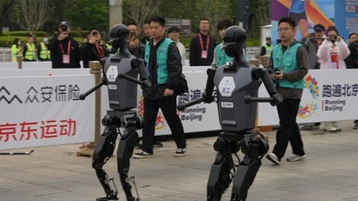 動画:人型ロボット、世界初のハーフマラソン参加 最先端技術をアピール 中国