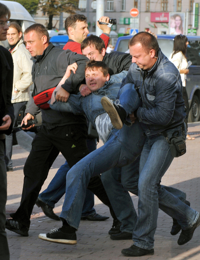 ベラルーシの「拍手デモ」を警官隊が鎮圧、「蜂起を夢想するな」と大統領