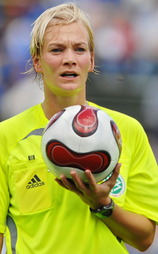 ブンデスリーガ初の女性審判員が主審を務める