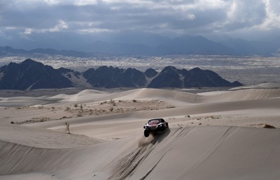 サインツが2度目のダカール制覇に大きく前進、ペナルティーが取り消しに