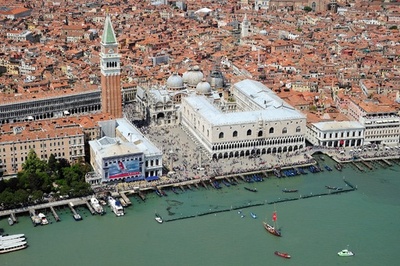 自作戦車でベネチア名所を占拠？「独立」画策の24人を逮捕