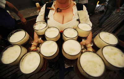 両手でジョッキ12個、ビール本場のプロの技