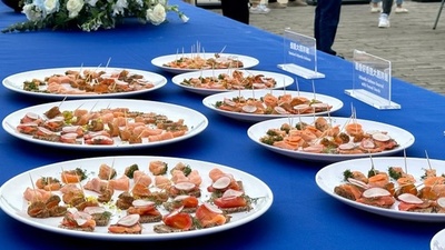 中国浙江省寧波産サーモンが市場に並ぶ