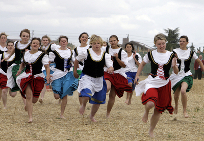 羊飼いの娘たちが激走、ドイツ南部の伝統行事