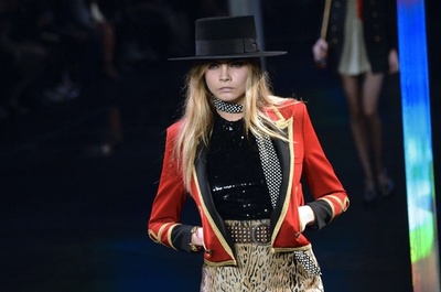 ロックテイストにポップな柄を織り交ぜて、「サンローラン」15年春夏