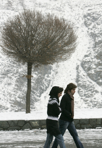 イラン北部の都市で、夫婦げんかで夫に家を追い出された妻が凍死