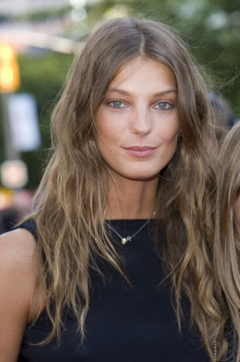 ミランダ・カーの後はダリア・ウェーボウィ、「マンゴ」キャンペーンモデル