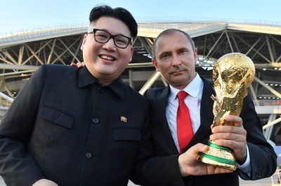金正恩氏とプーチン氏のそっくりさん、W杯ロシア戦の会場に登場