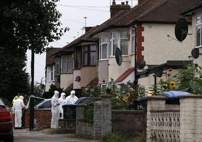 英ロンドンの住宅裏庭で女性の「斬首」遺体、男を逮捕