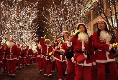 丸の内にサンタが大集結、イルミネーションに彩られた街をパレード