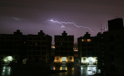 カイロの夜空を引き裂く稲光、数年ぶりに雹も