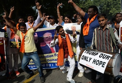 思いがけないファンクラブ トランプ氏勝利を祝うインドの右翼団体