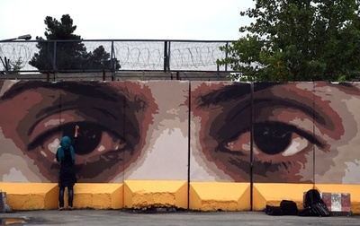 アフガン大統領府の壁に「汚職見張る目」