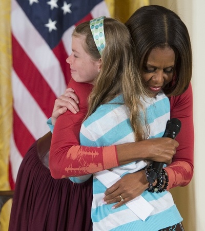 10歳の子ども、ミシェル夫人に父親の履歴書を手渡す