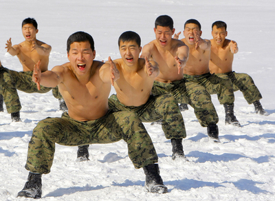 韓国の特殊部隊が、冬の野外訓練