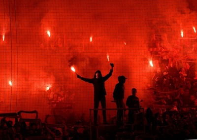 ウニオンがベルリンダービーに勝利、発煙筒で試合が中断する場面も