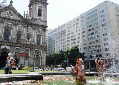 女性権利団体FEMEN、トップレスでホモフォビアに抗議