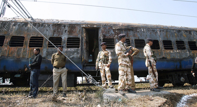 大統領、列車テロを「和平交渉は妨害できない」と非難 - パキスタン