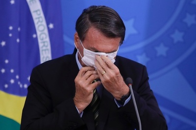 ブラジル政府にコロナ禍直撃、大統領は平然とマスクもてあそぶ