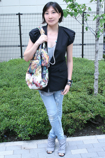 ＜ファッション業界の人々＞シックなジャケットとデニムを合わせたグラムロック・スタイル