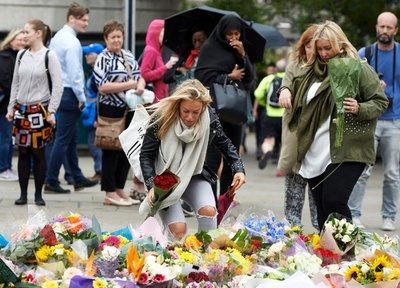 襲撃なんかに負けるか！ ドライなユーモアで不屈の精神示す英国民