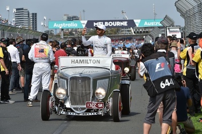 豪GP決勝前にドライバーズパレード開催、今季を彩る選手が登場