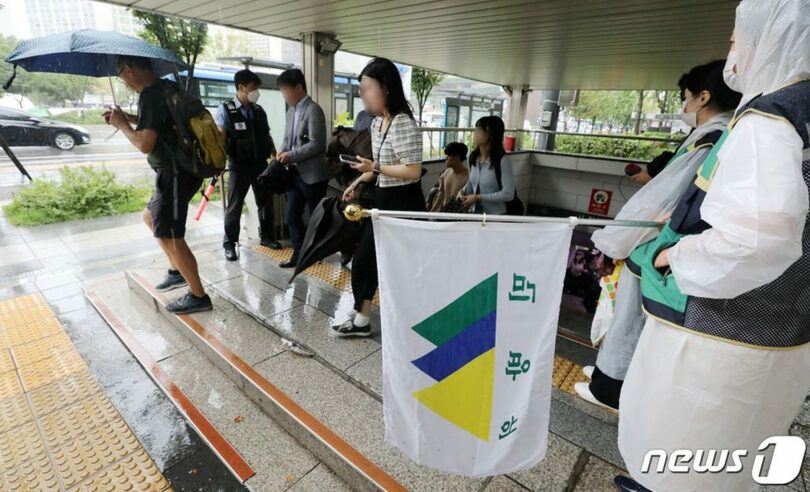 昨年8月の空襲に備えた民間防衛訓練(c)news1