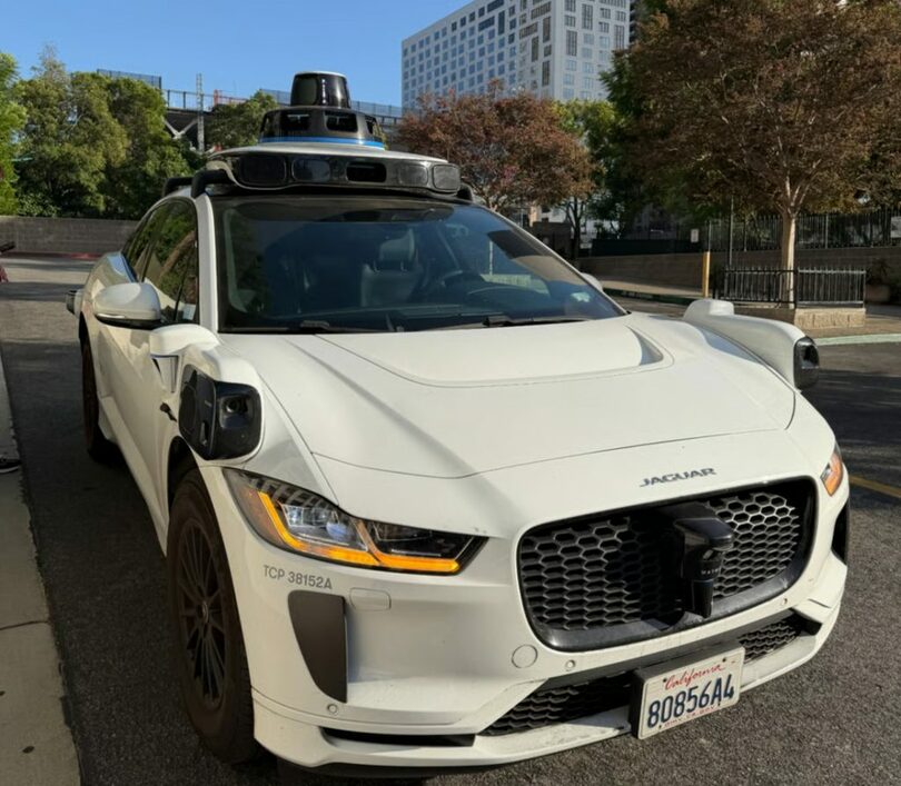 米ロサンゼルス中心部で乗車したウェイモの自動運転車。アプリで指定した場所に自動で停車し、乗客を乗せる(c)MONEYTODAY