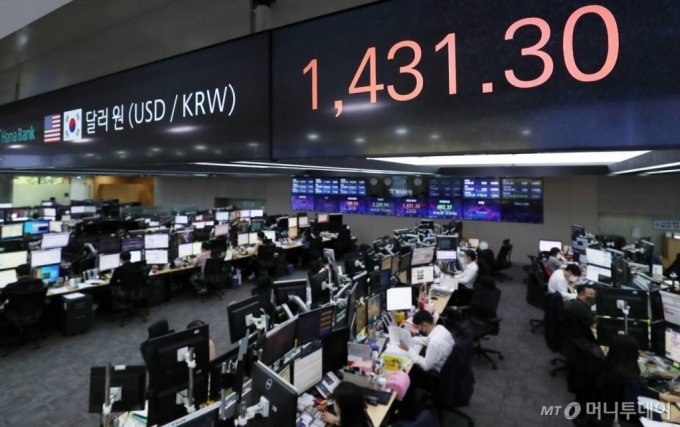 26日、ソウル市中区のハナ銀行ディーリングルーム(c)MONEYTODAY