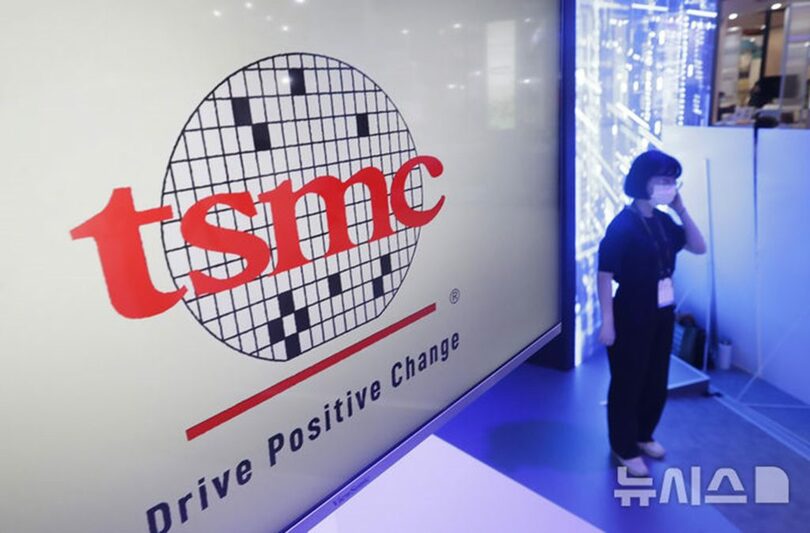 世界最大の半導体受託生産企業TSMCのロゴ＝台北世界貿易センター(c)AP/NEWSIS