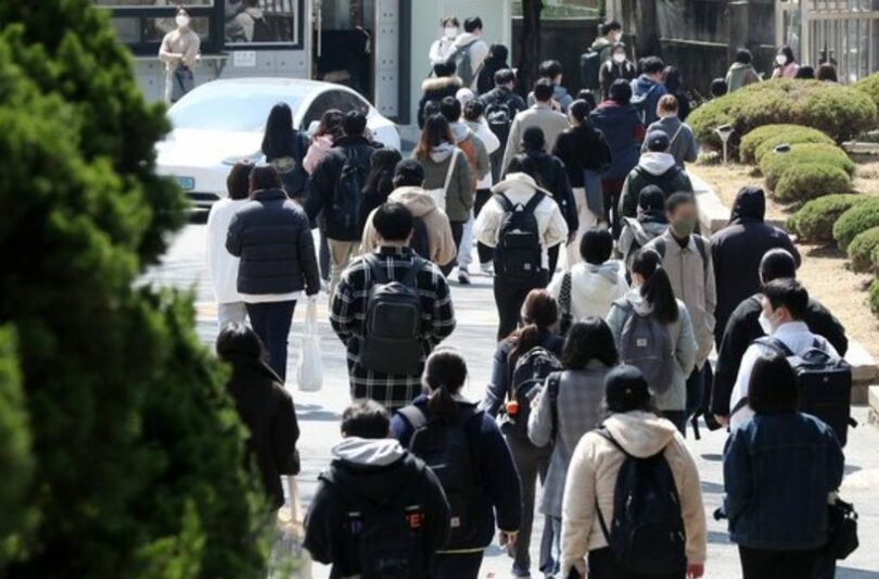 9級公務員試験を終えた受験生ら(c)news1