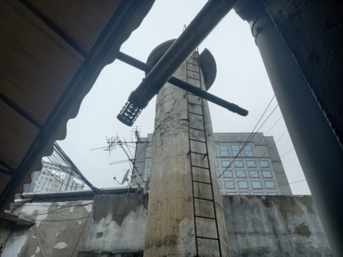 忠正アパートの真ん中にある煙突(c)MONEYTODAY