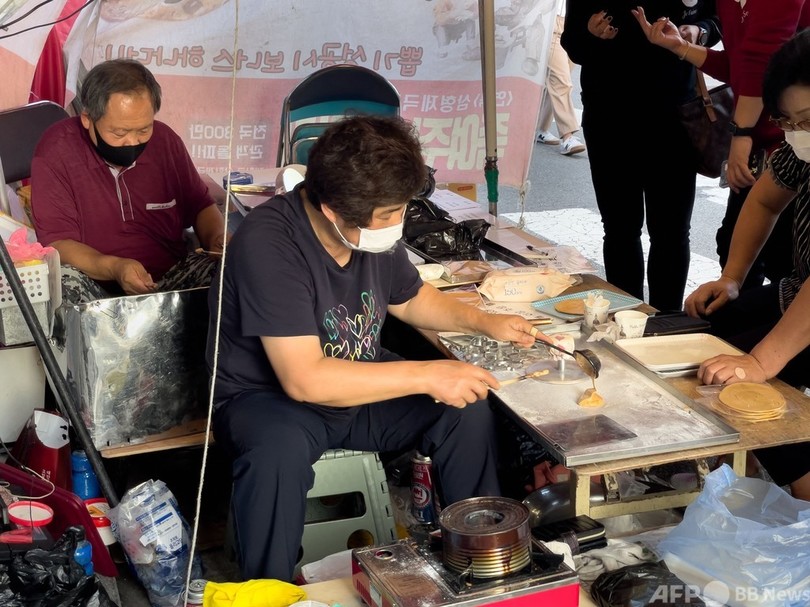 イカゲームの「カルメ焼きのプロ」、屋台が大繁盛 韓国