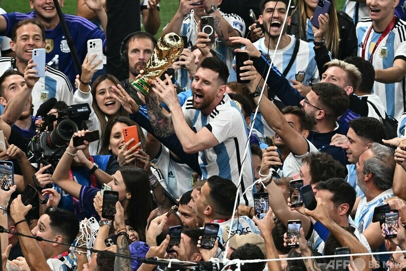 王者アルゼンチン、ピッチでファンと歓喜 カタールW杯