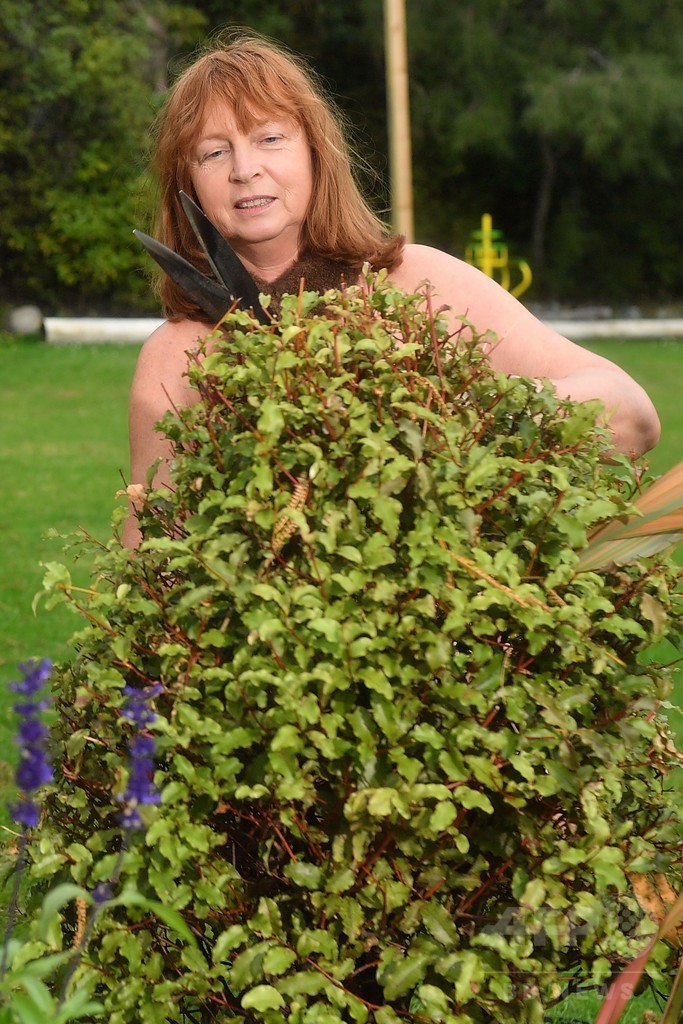 裸で庭いじり、「ワールド･ネイキッド・ガーデニング・デー」