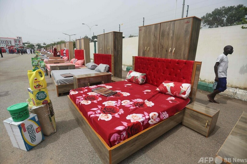 【今日の1枚】ダブルベッドを陳列、新婚さんへの贈り物 ナイジェリア