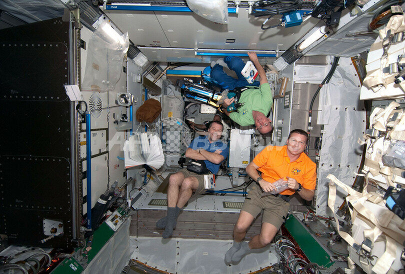 地球を一望、新ユニット「キューポラ」の窓オープン ISS