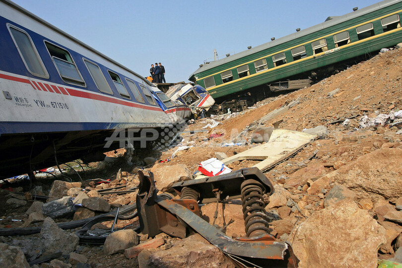 中国山東省で列車が正面衝突、死傷者多数