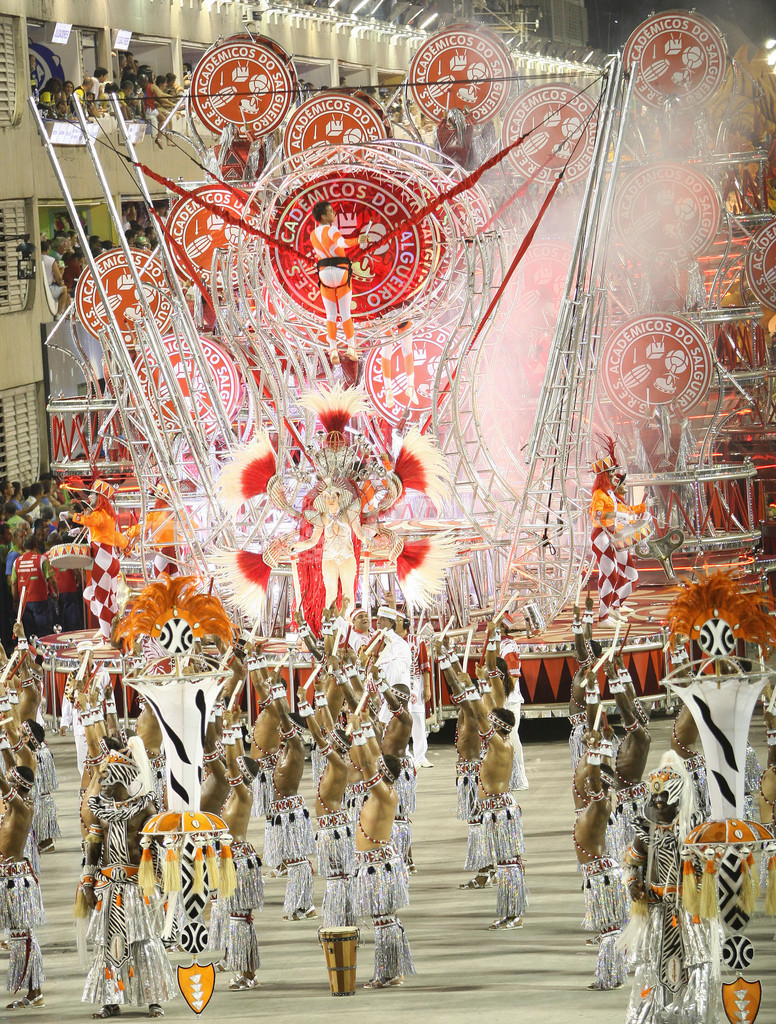 ブラジル・リオのカーニバル、一夜目から興奮は最高潮