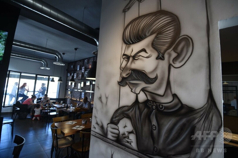 壁にヒトラー、目の前に肉……レストラン「独裁者」 チュニジア