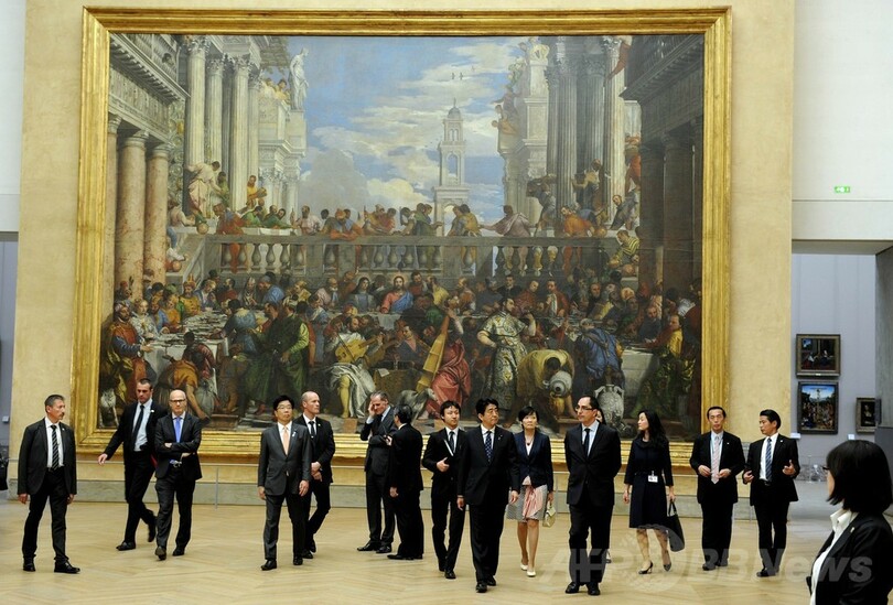 安倍首相、ルーブル美術館で一時の観光を満喫
