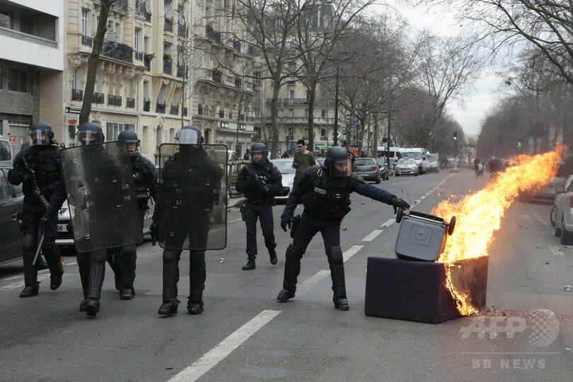 パリで高校生らのデモ暴徒化、警官の黒人男性レイプ事件に抗議