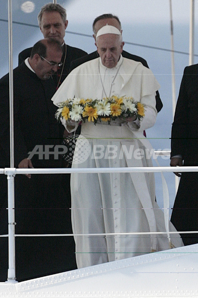 法王、「難民への無関心」を批判 移民漂着の伊ランペドゥーザ島訪問