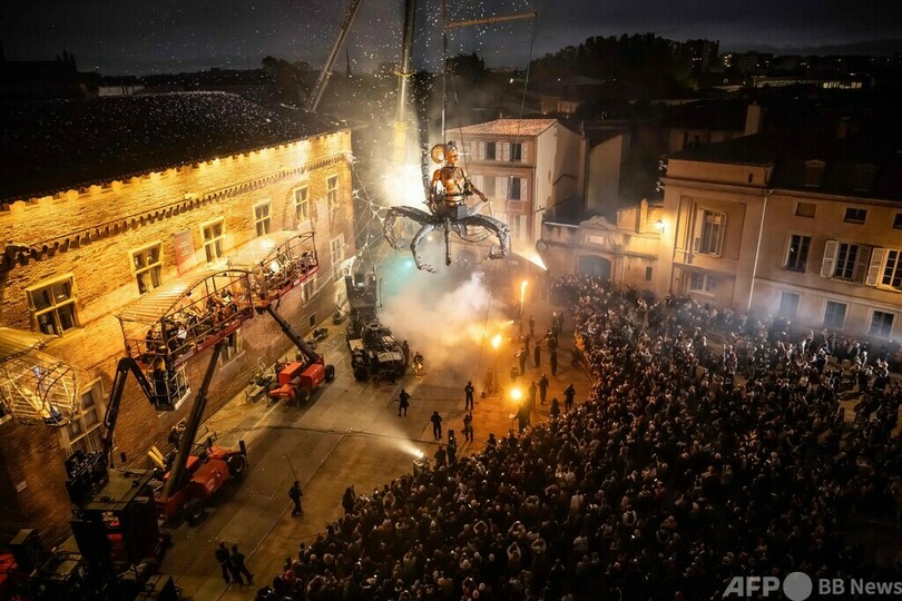 【今日の1枚】街がファンタジーの世界に、大規模な街頭公演 フランス