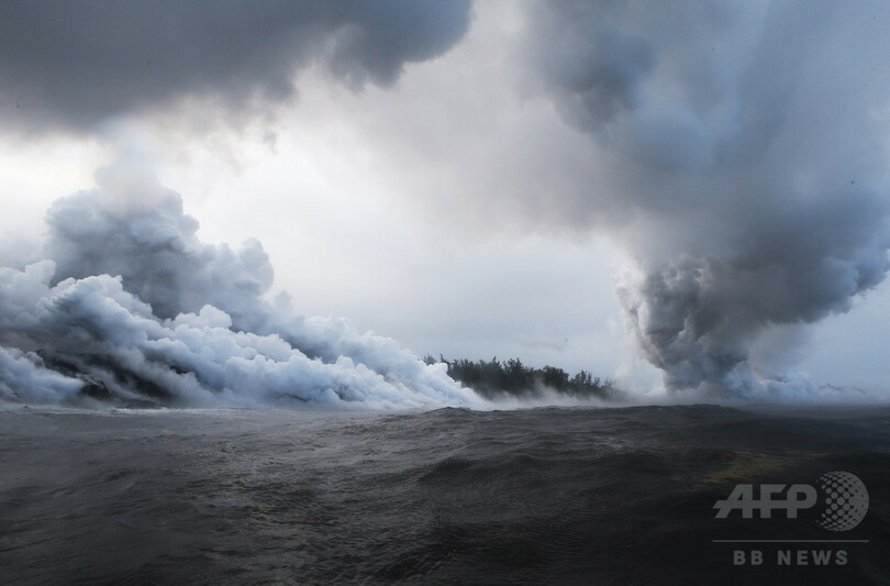 溶岩流が太平洋に到達、危険な煙「レイズ」発生 米ハワイ