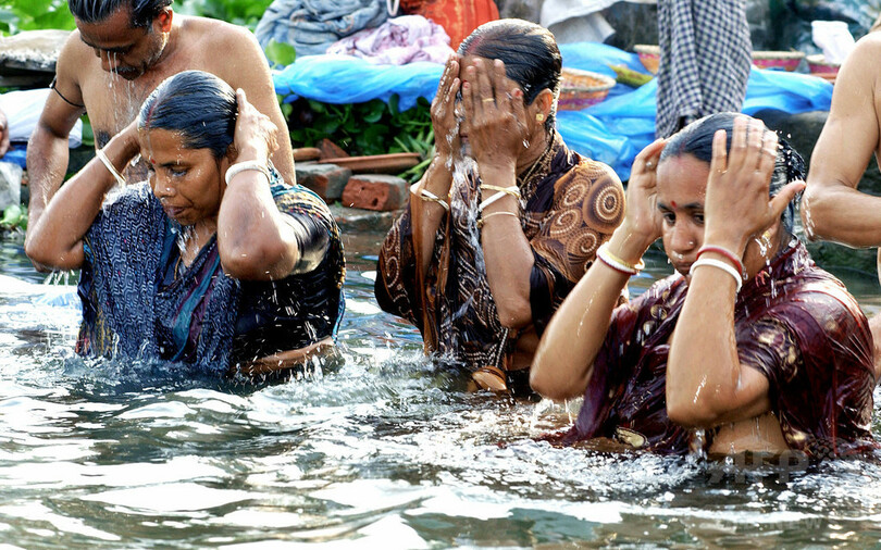 バングラデシュで将棋倒し事故、沐浴の巡礼者ら10人死亡
