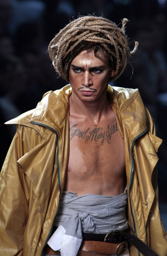 10年春夏パリ・メンズコレクション＞ジョン・ガリアーノ、新作を発表