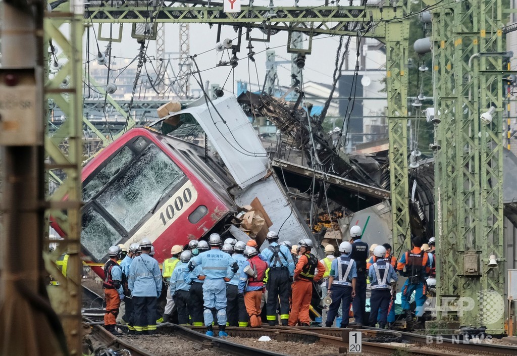 京急・電車とトラックが衝突 1人死亡、約30人負傷