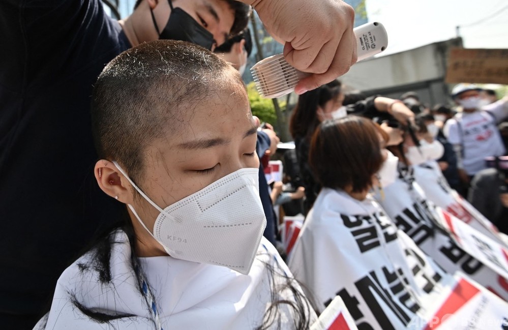 頭丸めて処理水放出に抗議、ソウルの日本大使館前