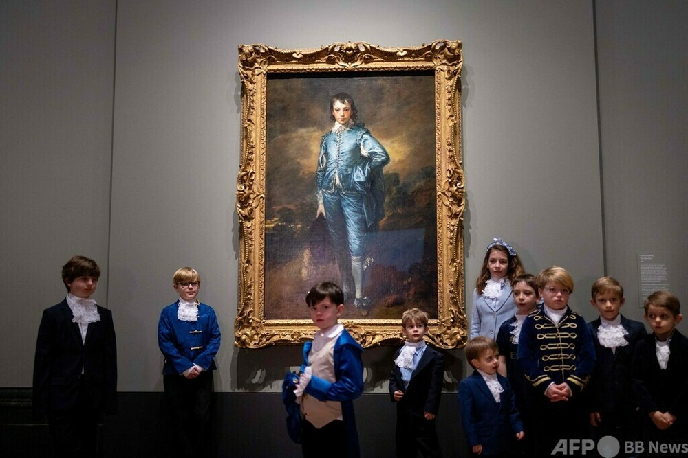 今日の1枚】名画の前に「青衣の少年」たち、英で100年ぶり展示 写真4枚